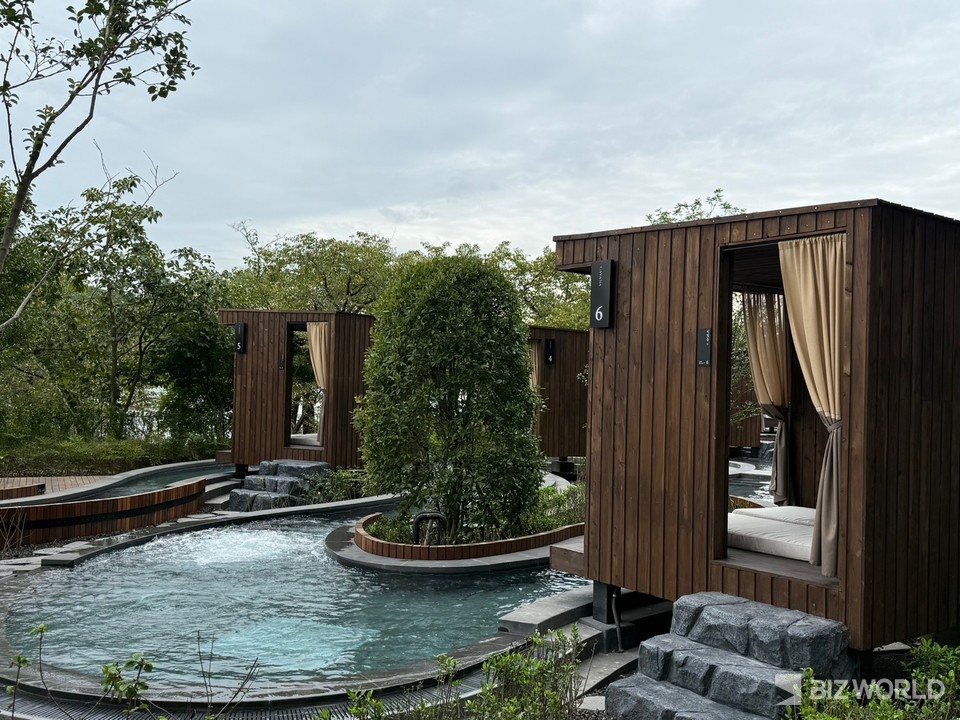 신라시대 궁원을 모티브로 했다는 '웰니스 풀앤스파' 실외풀. 사진=김미진 기자