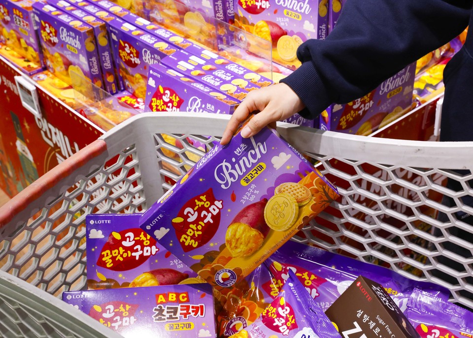 소비자가 대형마트에서 롯데웰푸드 고구마 상품을 카트에 담고 있다. 사진=롯데웰푸드