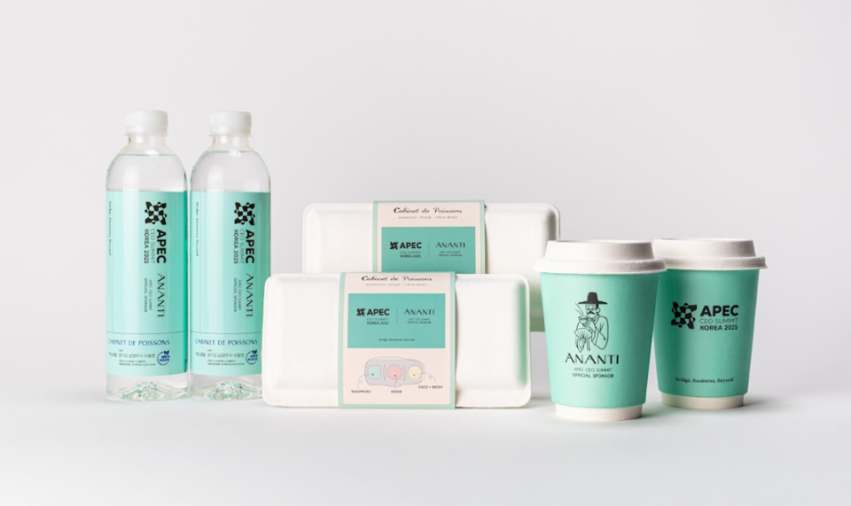 아난티가 'APEC CEO Summit' 한정판으로 선보인 친환경 생수, 객실 어메니티, 커피. 사진=아난티