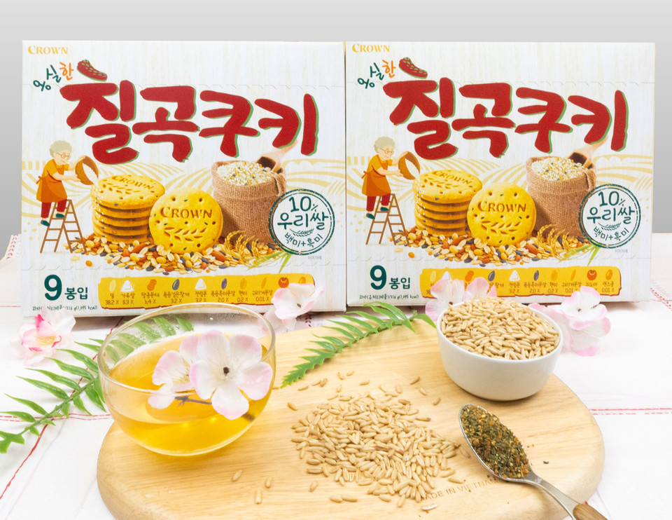 크라운제과(대표 윤석빈)가 7가지 곡물을 알차게 담은 프리미엄 비스킷 ‘옹실한 칠곡쿠키’를 출시했다. 사진=크라운제과