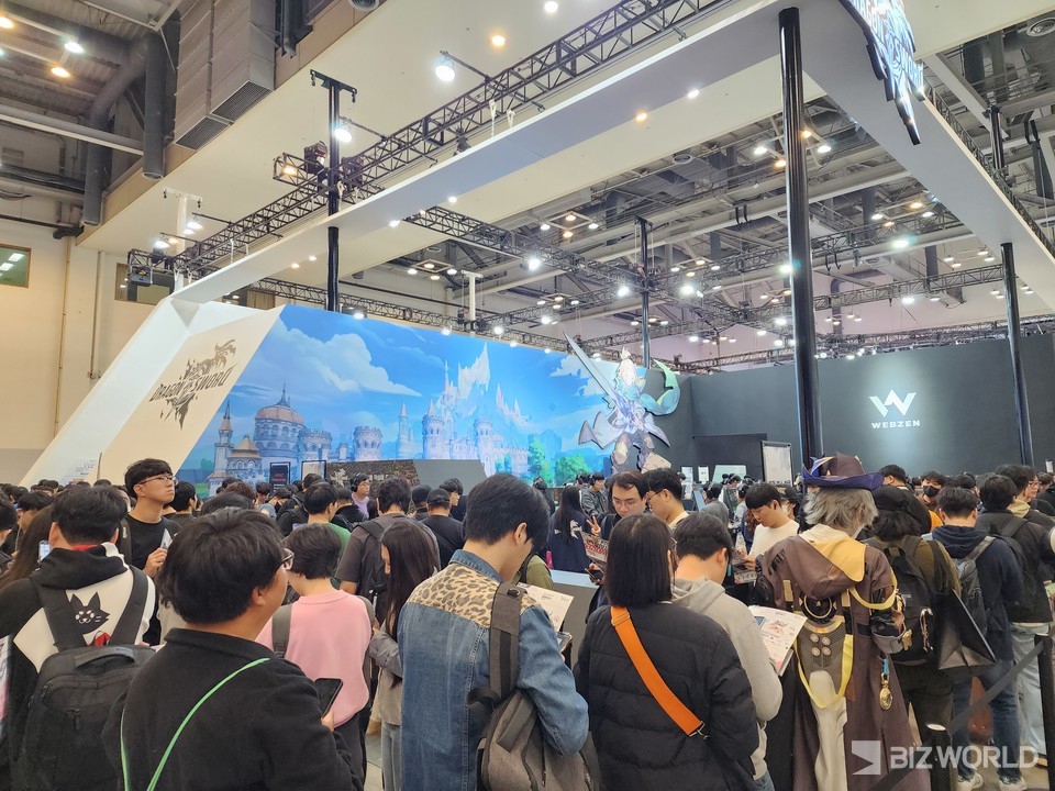 지난해 열린 지스타 2024 B2C관에 설치된 웹젠 '드래곤소드' 부스 전경. 사진=이효정 기자