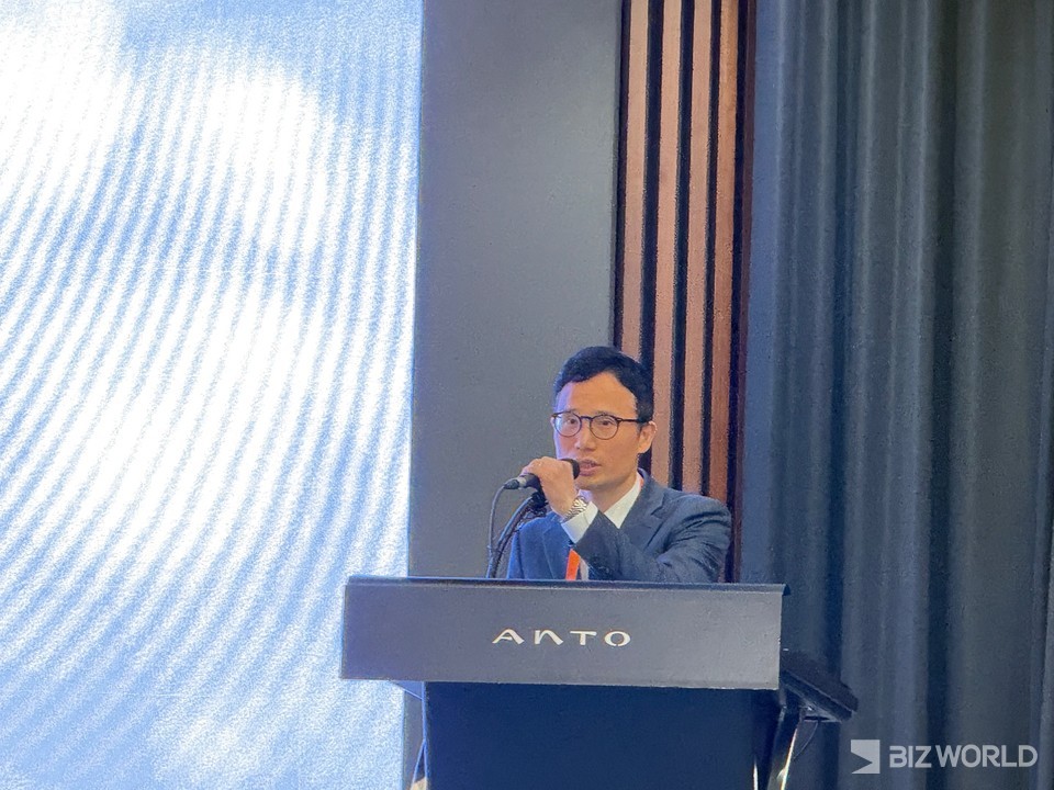 조성일 정상북한산리조트 대표가 23일 안토에서 열린 기자간담회에서 인사말을 하고 있다. 사진=김미진 기자