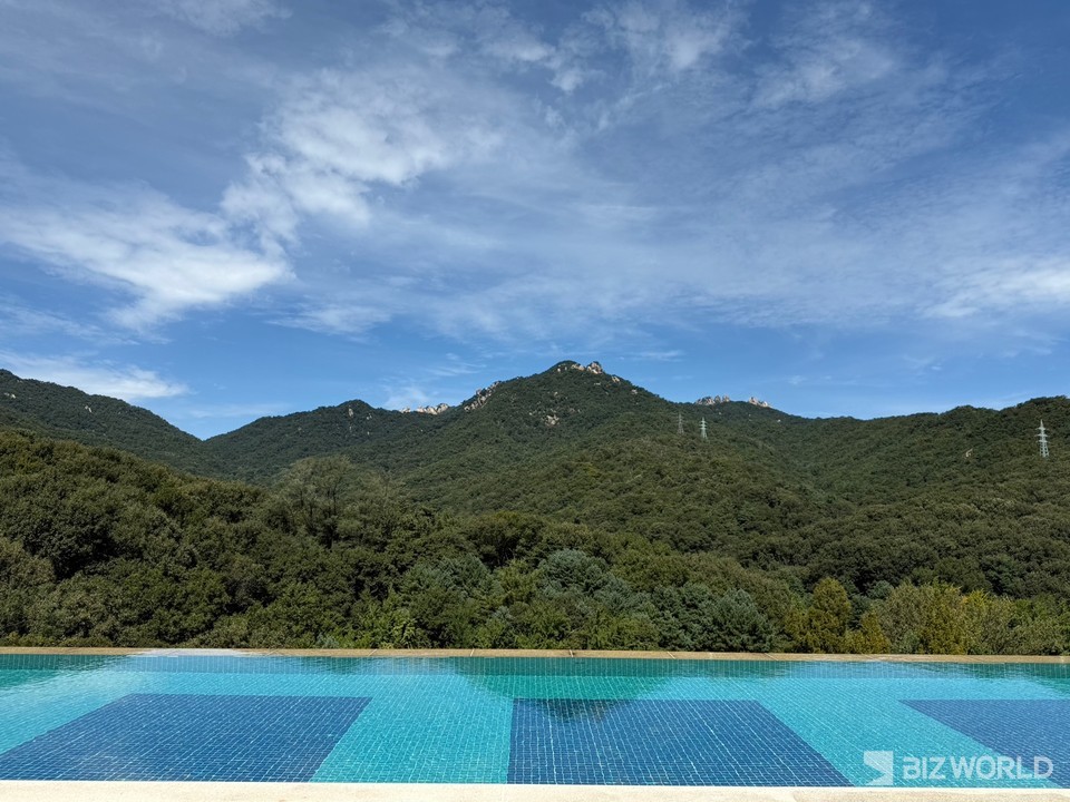 안토 멤버스 회원 전용 루프톱 인피니티 풀에서 바라본 북한산 풍경. 사진=김미진 기자