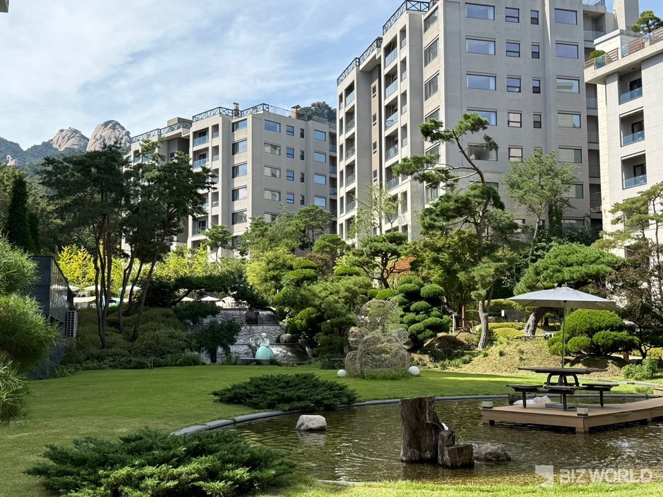 안토 내 정원 풍경. 뒤편에 북한산 봉우리가 보인다. 사진=김미진 기자