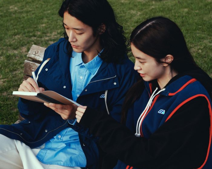 글로벌 스포츠 브랜드 ‘미즈노(MIZUNO)’가 서브 브랜드 ‘모노그램M (MONOGRAM M)’의 25 AUTUMN-WINTER(AW) 컬렉션 신제품을 24일 출시했다고 밝혔다. 25AW 모노그램M 화보 이미지. 사진=한국미즈노