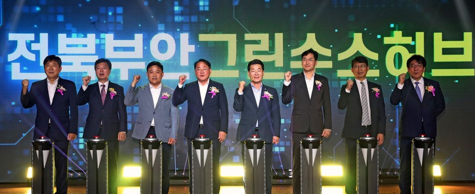 지난 24일 전북 부안 신재생에너지단지에서 열린 수전해 기반 수소생산기지 준공식에서 주요 관계자들이 기념촬영을 하고 있다. (사진 왼쪽부터) 현대건설 김재영 기술연구원장, 한국수력원자력 김형일 에너지믹스사업 본부장, 전북특별자치도 김정기 의원, 전북특별자치도 김종훈 경제부지사, 부안군 권익현 군수, 한국수소연합 이경진 대외협력본부장, 전북테크노파크 김영권 에너지산업육성단장, 테크로스 워터앤에너지 김상민 본부장. 사진=테크로스 워터앤에너지