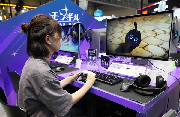 도쿄게임쇼 2025 넷마블 부스에서 방문객이 '몬길: 스타다이브'를 시연하고 있다. 사진=넷마블