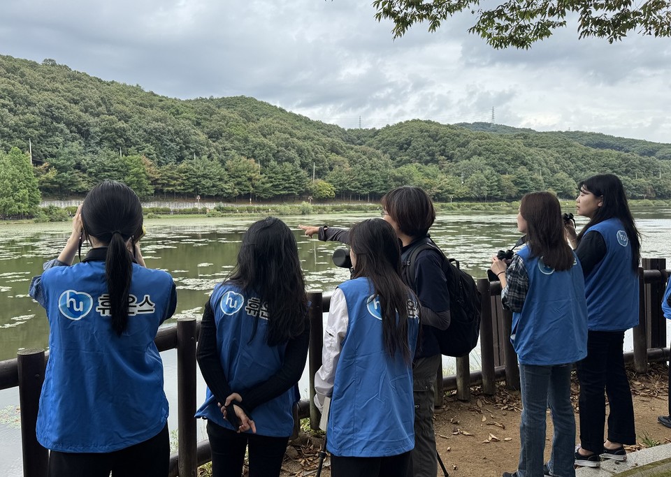 휴온스 임직원들이 지난 24일 경기 성남 소재 율동공원 인근에서 생물다양성 탐사 활동을 펼치고 있다. 사진=휴온스