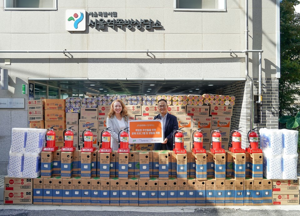 이리나 리 JTI코리아 사장(왼쪽)과 전익형 서울역쪽방상담소 실장이 지난 9월 23일 서울 용산구 서울역쪽방상담소에서 열린 ‘문화 프로그램 지원금·생필품 전달식’에서 기념 촬영을 하고 있다. 사진=JTI코리아