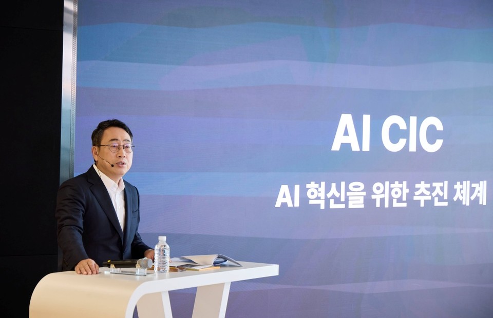 유영상 SK텔레콤 CEO가 25일 전사 구성원 대상 타운홀 미팅을 열고 AI 사업 혁신을 위한 AI CIC 출범을 발표하고 있다. 사진=SK텔레콤