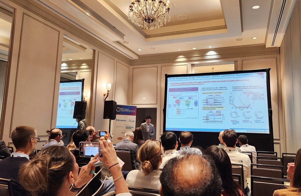 노영수 한미약품 ONCO임상팀 이사가 지난 16~18일(현지시간) 미국 보스턴에서 열린 제7회 RAS 표적 신약개발 국제학술대회에서 차세대 표적항암 혁신신약으로 개발 중인 SOS1-KRAS 상호작용 저해제 'HM101207'에 대해 구연 발표하고 있다. 사진=한미약품