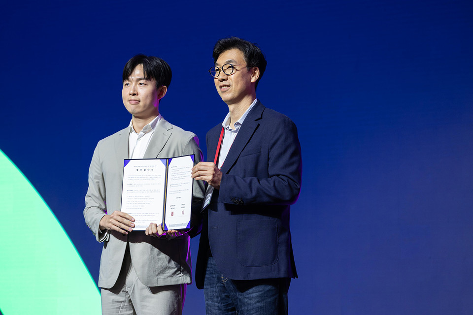 아크로멧 조인성 대표이사(왼쪽)와 LG사이언스파크 박태홍 Global Open Innovation실 실장이 기념촬영을 하고 있다. 사진=아크로멧