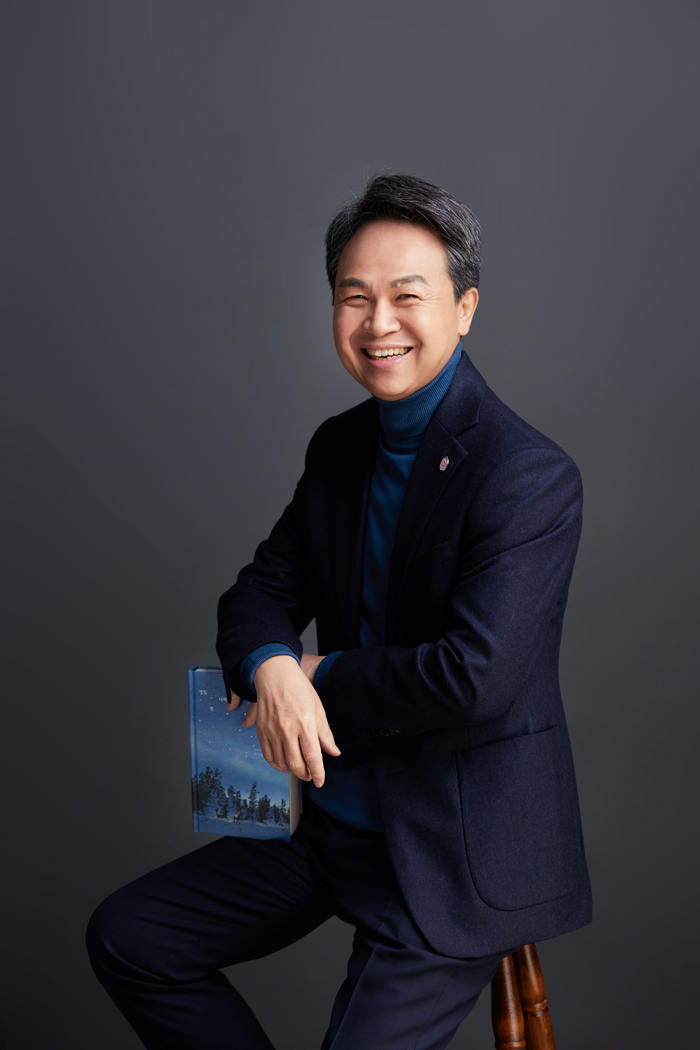 진옥동 신한금융그룹 회장이 오는 2026년 임기가 만료되는 가운데 연임에 나설 것인지의 여부를 놓고 은행권이 관심을 갖는다. 사진=신한금융그룹