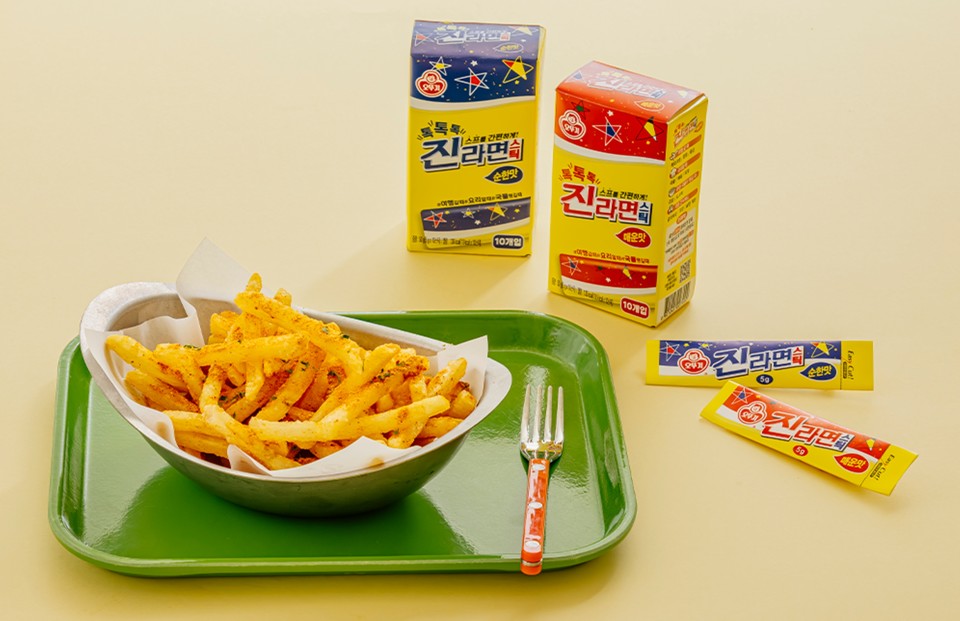 ㈜오뚜기는 언제 어디서나 간편하게 활용할 수 있는 ‘톡톡톡 진라면 스틱(순한맛·매운맛)’ 2종을 29일부터 출시한다고 밝혔다. 사진=오뚜기