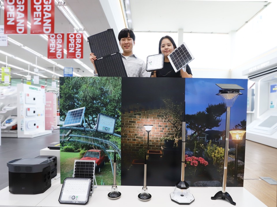 롯데하이마트 상무점에 마련된 태양광 발전 상품 코너 모습. 사진=롯데하이마트