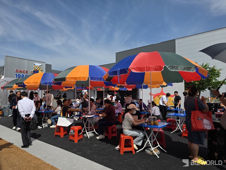 마련된 좌석에서 식음료를 시식하고 있는 방문객들. 사진=이효정 기자