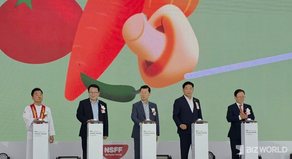 (왼쪽부터)박효남 명장, 정헌율 익산시장, 김홍국 하림그룹 회장, 김경진 익산시의회 의장, 조항목 NS홈쇼핑 대표이사. 익산=이효정 기자