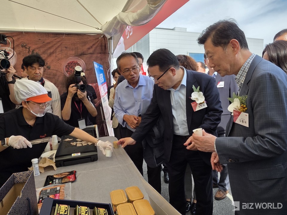 부스에서 시식체험중인 김홍국 하림그룹 회장(오른쪽). 사진=이효정 기자