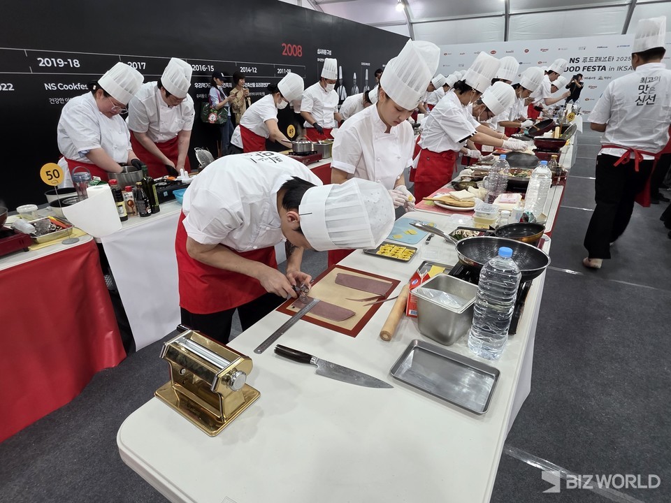 요리경연대회 한 참가자가 재료를 손질하고 있다. 사진=이효정 기자