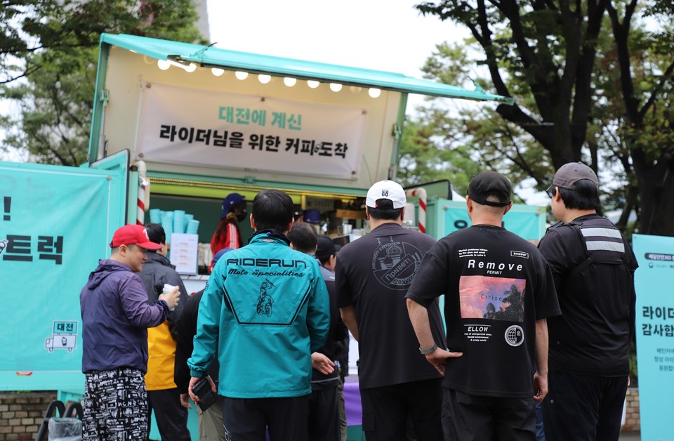 배달의민족의 물류서비스를 전담하는 우아한청년들은 지난 25일 배달 라이더들의 휴식을 지원하는 ‘배달안전365 캠페인-전국 방방곡곡! 커피트럭–대전편’과 ‘찾아가는 안전교육’을 진행했다고 27일 밝혔다. 사진=우이한청년들