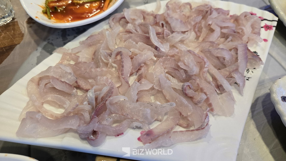 잠수기 횟집에서 내어온 푸짐한 자연산회. 사진=손진석 기자