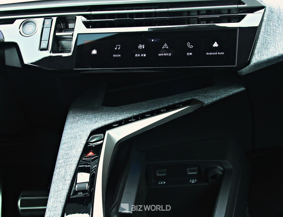 버추얼 아이-토글(상단)과 아래 공조장치 조절 장치는 운전 중 직관적으로 사용이 가능해 좀 더 운전에 집중 할 수 있었다. 사진=손진석 기자