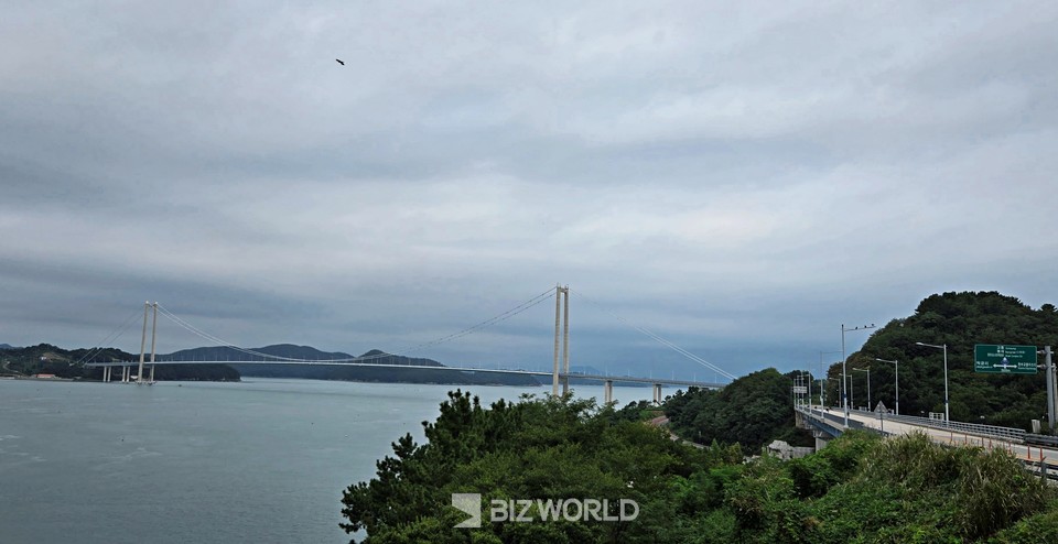 적금도 섬섬카페에서 바라본 팔영대교. 사진=손진석 기자