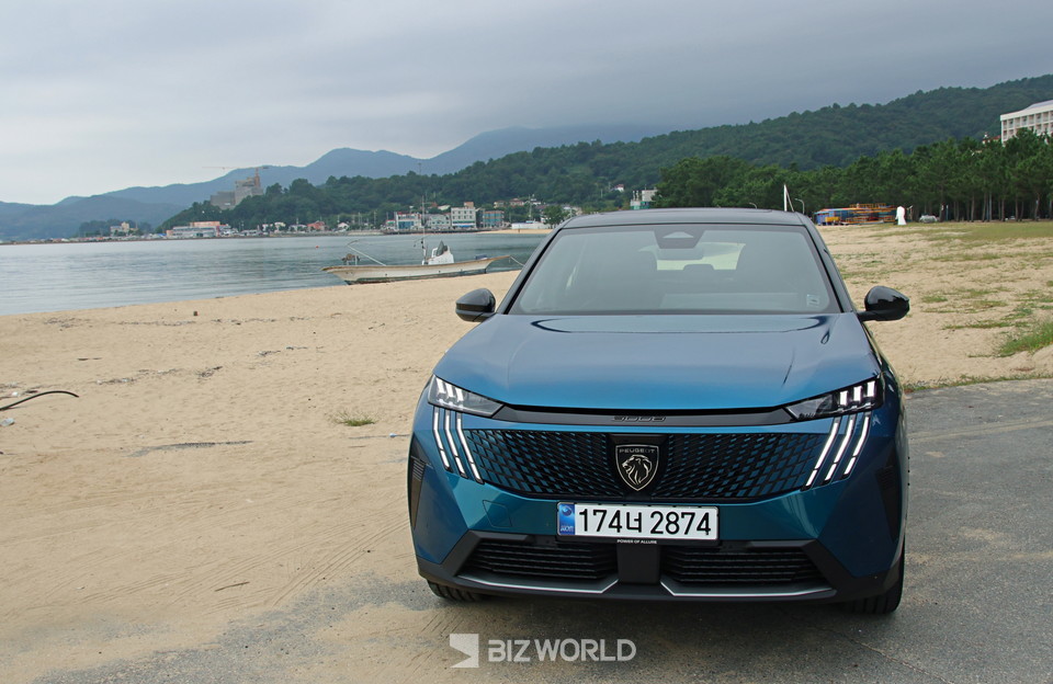 올 뉴 3008 스마트 하이브리드 GT 뒤편으로 율포해수욕장이 보인다. 사진=손진석 기자