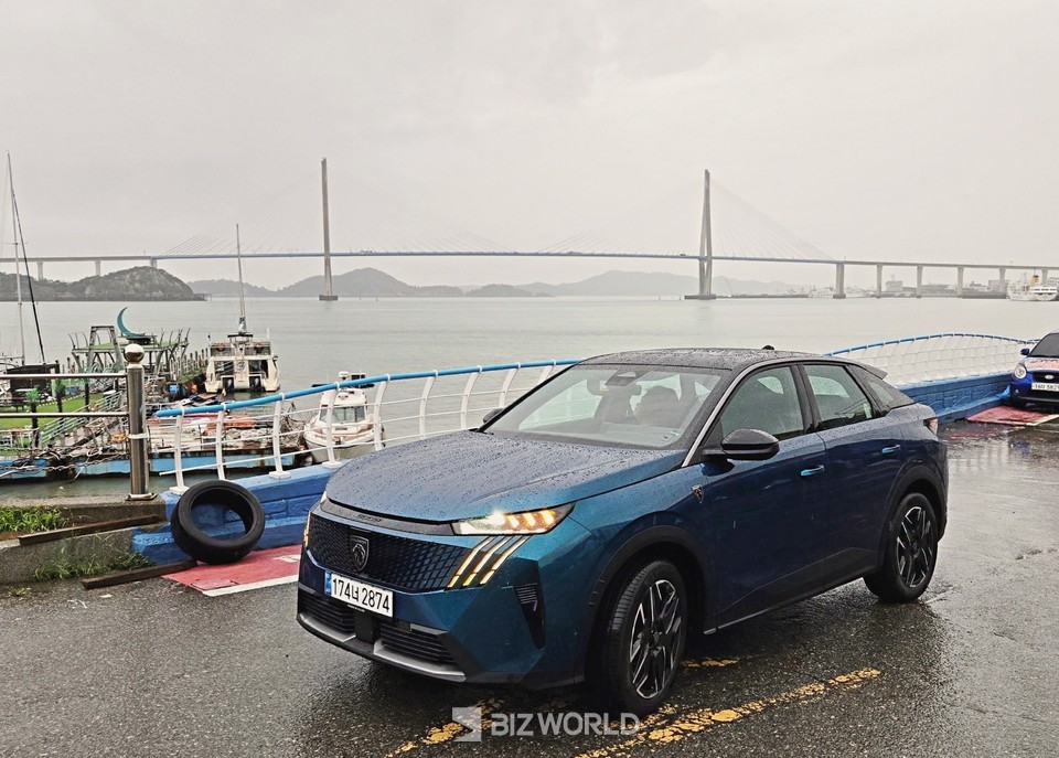 올 뉴 3008 스마트 하이브리드 GT 뒤로 목포대교가 보인다. 사진=손진석 기자