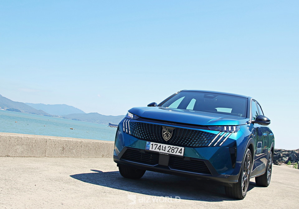 여수 모사금해수욕장 인근 바다를 배경으로 올 뉴 3008 스마트 하이브리드 로우컷. 사진=손진석 기자