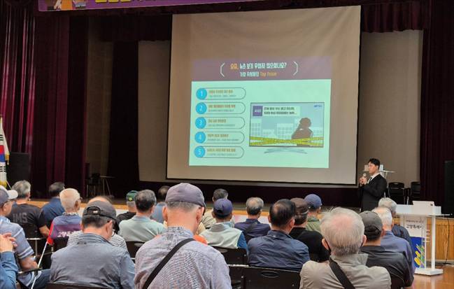 지난 26일 열린 SK프로보노 보건 안전 자문 현장에서 ADT캡스의 전문경호팀이 참여자들을 대상으로 교육을 진행하고 있다. 사진=SK프로보노 사무국 행복나래㈜