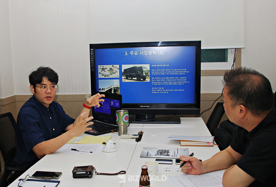 함정민 해외영업부 차장이 비에스대우글로벌의 사업영역에 대해 설명하고 있다. 사진=손진석 기자