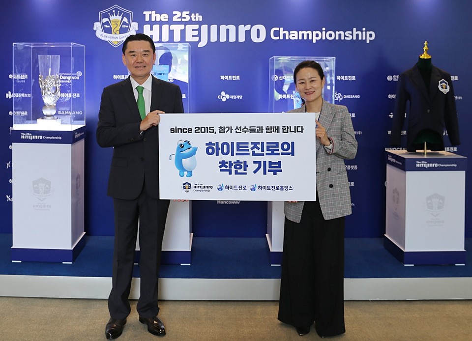 김인규 하이트진로 대표(왼쪽)와 장영미 성동나래주간보호센터 센터장이 지난 9월 28일 ‘제25회 하이트진로 챔피언십’에서 이동차량 지원사업 기부금 전달식을 가진 후 기념촬영을 하고 있다. 사진=하이트진로