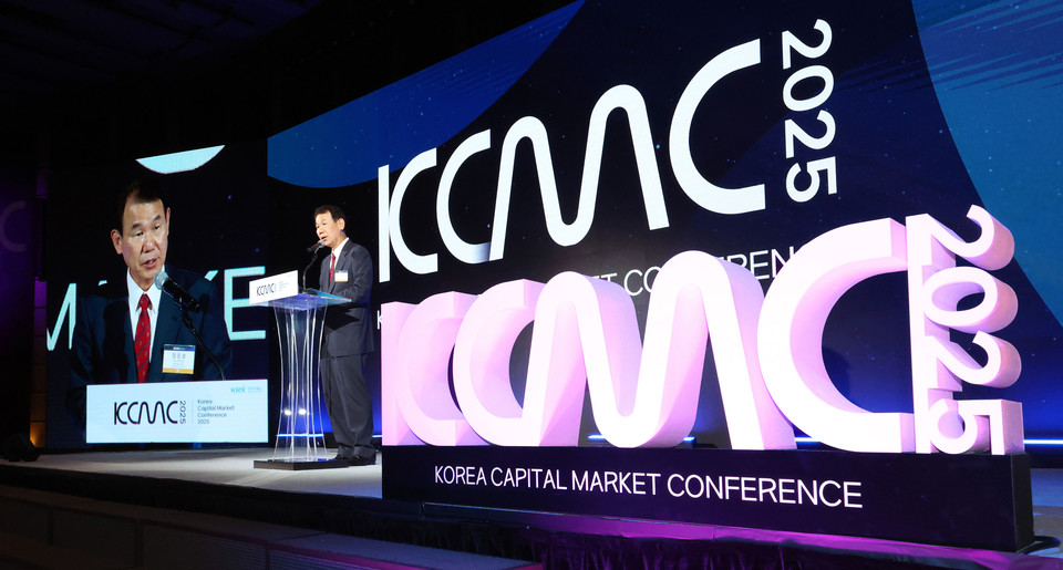 정은보 한국거래소 이사장이 서울 웨스턴조선호텔에서 29~30일까지 열리는 한국 자본시장 컨퍼런스 2025(Korea Capital Market Conference 2025)(이하 KCMC)에서 개회사를 하고 있다. 사진=한국거래소
