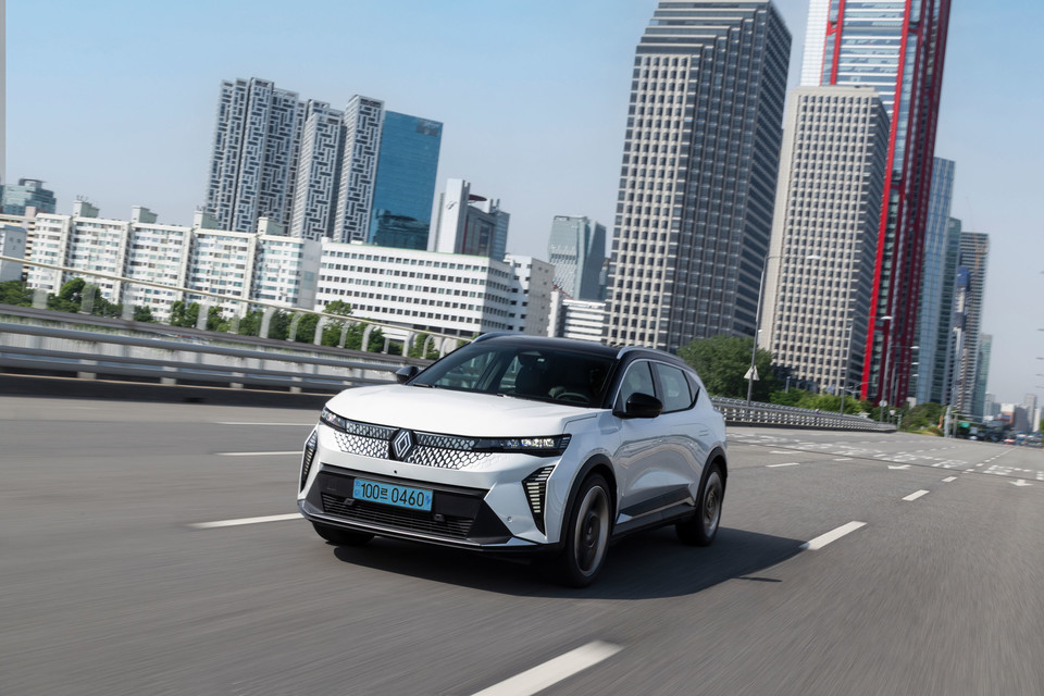 세닉 E-Tech 100% 일렉트릭(Scenic E-Tech 100% Electric) 주행 모습. 사진=르노코리아