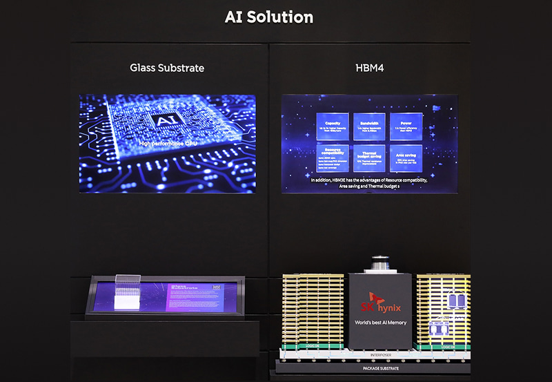 AI 데이터센터에 필요한 SK그룹 AI 생태계 핵심 제품인 SKC ‘유리기판’과 SK하이닉스 ‘고대역폭메모리4(HBM4)’의 모습. 사진=SK그룹
