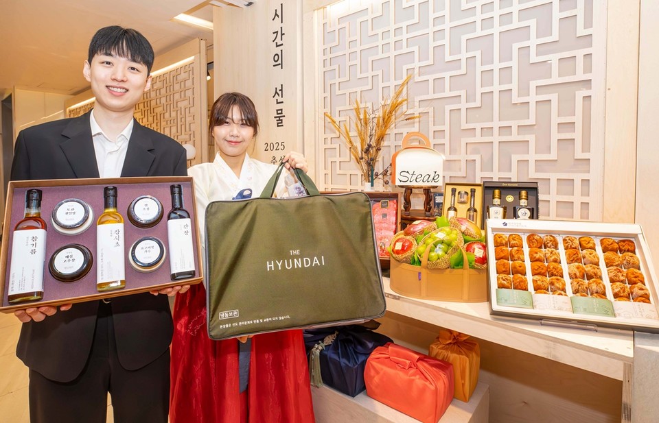 29일 오전, 서울시 강남구 현대백화점 무역센터점 지하1층 식품관에서 백화점 직원들이 '핸드캐리용 설 선물세트'를 소개하고 있다. 사진=현대백화점