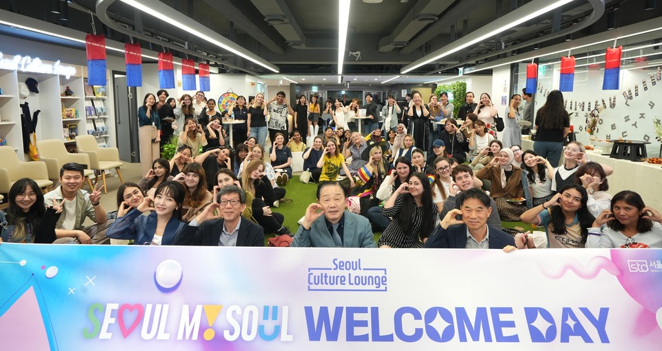 2025 서울마이소울웰컴데이 참가자들이 단체 사진을 촬영하고 있다. 사진=서울관광재단