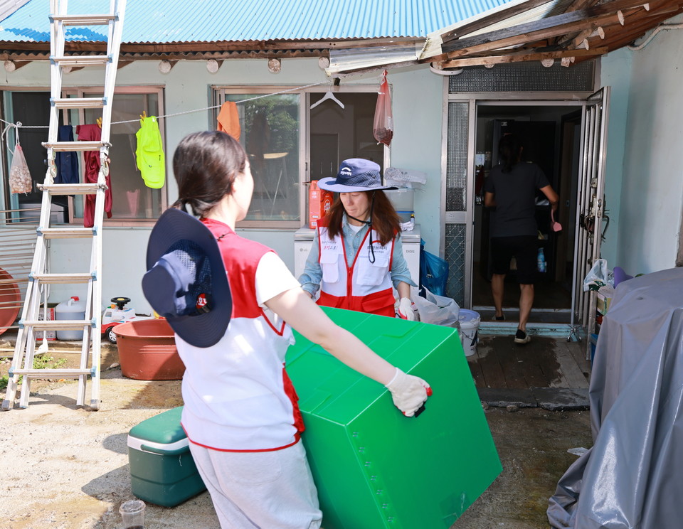 가재도구를 옮기는 희망브리지 직원. 사진=희망브리지