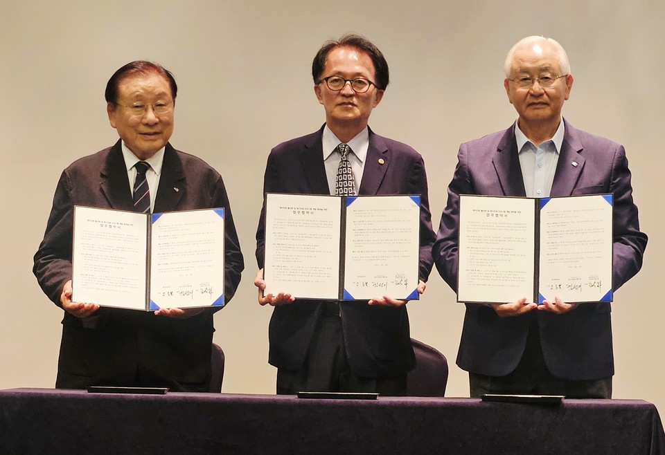 김성이 한국사회복지협의회장(왼쪽부터)과 고승철 제주관광공사 사장, 고승화 제주특별자치도사회복지협의회장이 업무협약을 진행하고 기념 사진을 촬영하고 있다. 사진=제주관광공사