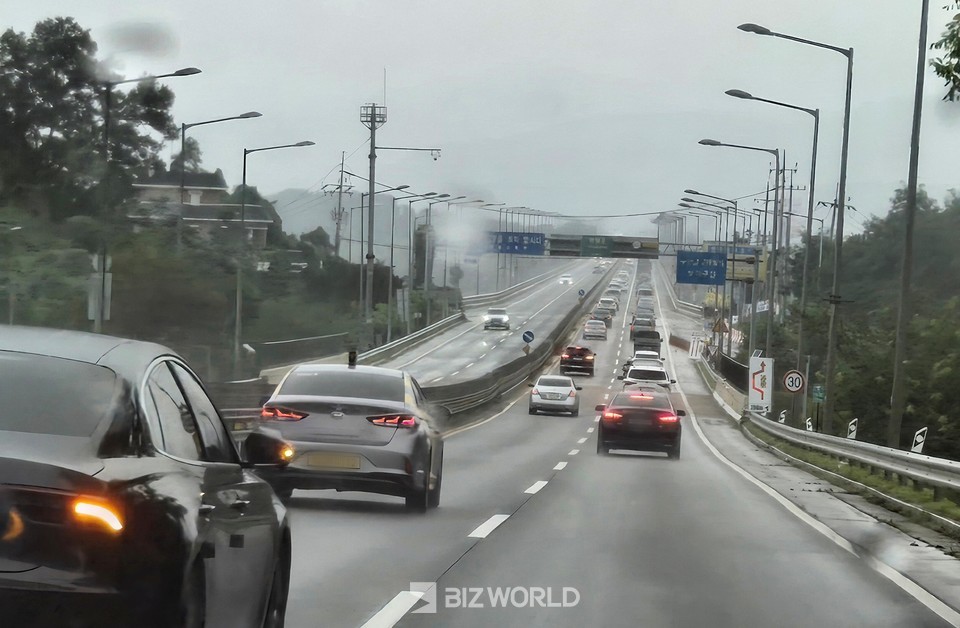 내리는 비로 길게 늘어선 도속도로 모습. 사진=손진석 기자