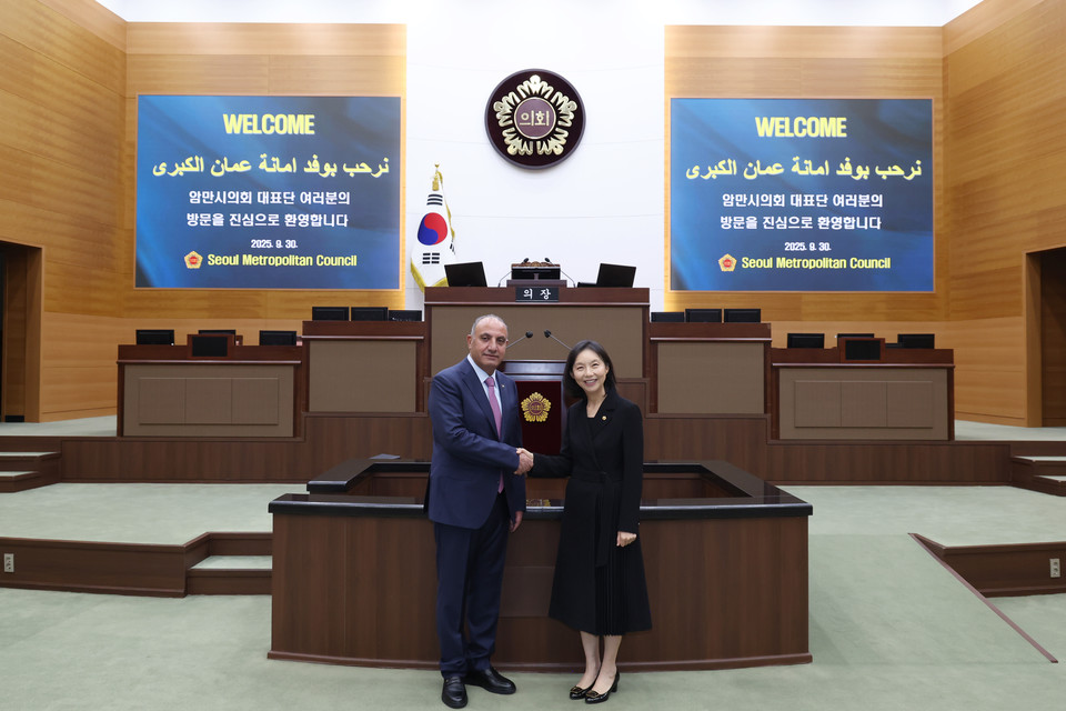 서울시의회 본회의장 참관 중인 요르단 암만시의회 의장과 최호정 의장이 기념 사진을 촬영하고 있다. 사진=서울시의회