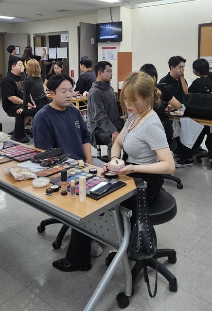 ‘제22회 대구국제오페라축제’가 지난 26일 오후 7시 30분, 대구오페라하우스에서 베르디의 오페라 일 트로바토레 공연으로 화려한 막을 올린 가운데 이번 개막 공연에는 KBS아트비전미용학원 현장실무반 학생들이 참여해 배우들의 헤어와 메이크업을 전담 지원했다고 30일 밝혔다. 사진=KBS아트비전미용학원