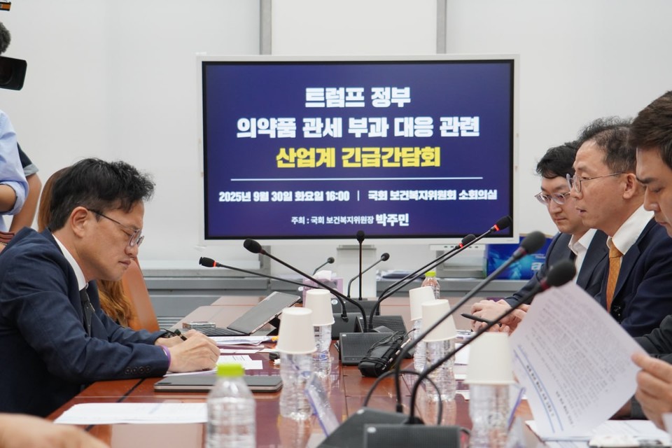박주민 국회 보건복지위원장과 김윤 더불어민주당 의원은 30일 ‘트럼프 정부 의약품 관세 부과 대응 관련 산업계 긴급간담회’를 개최해 산업계의 애로사항을 청취하고 국회 차원의 지원 방안을 모색했다. 사진은 간담회 현장 모습. 사진=박주민 의원실