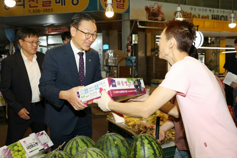 김완기 특허청장이 오후 대전시 대덕구 중리전통시장을 찾아 상인들을 격려한 뒤 명절 제수용품을 구매하고 있다. 사진=특허청