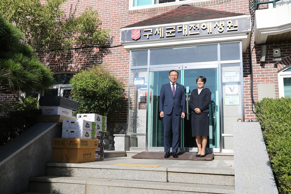 김완기 특허청장이 30일 오후 대전시 서구 대전혜생원을 찾아 입소 아동을 격려하는 성금을 전달한 후 기념촬영을 하고 있다. 사진=특허청