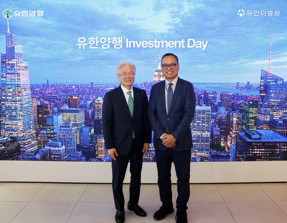 조욱제 유한양행 대표(왼쪽), 뤄즈펑 유안타증권 대표가 지난 9월 30일 서울 여의도 앵커원에서 ‘2025 인베스트먼트 데이’를 개최하고 기념촬영을 하고 있다. 사진=유한양행