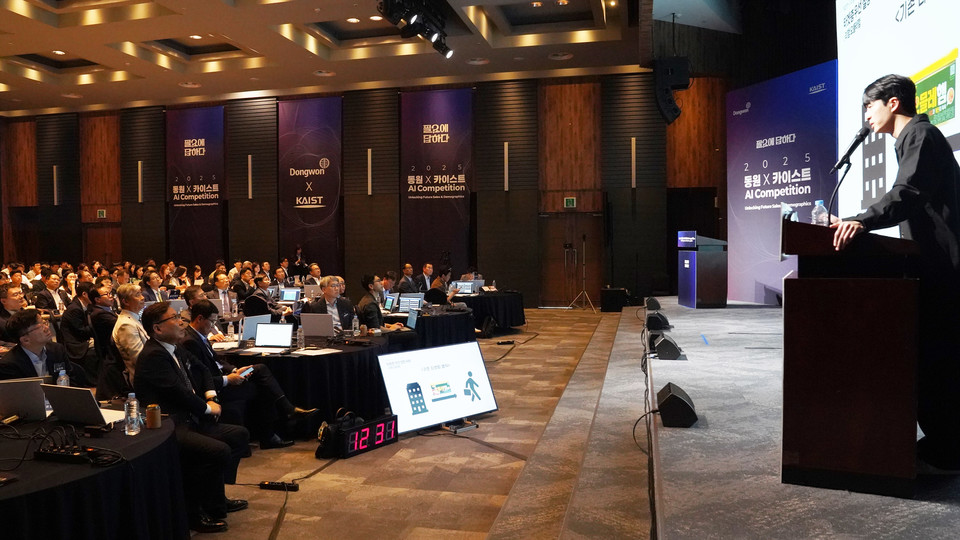 지난 9월 30일 서울 양재동 aT센터에서 열린 2025 동원 AI 컴피티션에서 본선에 오른 참가자가 발표를 하고 있다. 사진=동원그룹