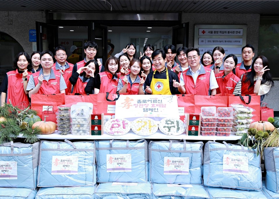 KGC인삼공사 임직원과 자원봉사자들이 스타세프 이연복(앞줄 오른쪽 네 번쨰)과 함께 지난 1일 서울 종로구 대한적십자사 서울특별시지사 중앙봉사관에서 송편, 전, 동파육 등 직접 만든 요리를 배달하기 전에 기념촬영을 하고 있다. 사진=KGC인삼공사