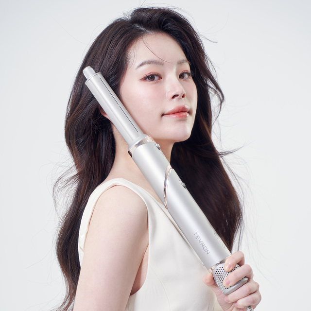 테브론(TEVRON)이 프리미엄 헤어 스타일러 ‘시그니처 무브(Signature Move)’를 공식 출시하며, 10월 한 달 동안 진행되는 론칭 기념 혜택을 공개했다고 2일 밝혔다. 사진=테브론